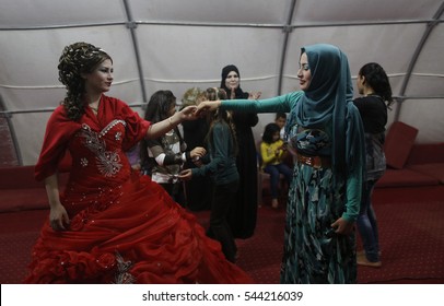 23 September 2013, Sanliurfa, Turkey. Pictures of a Syrian wedding in a refugee camp in Urfa. Ladyin red dress is the bride.