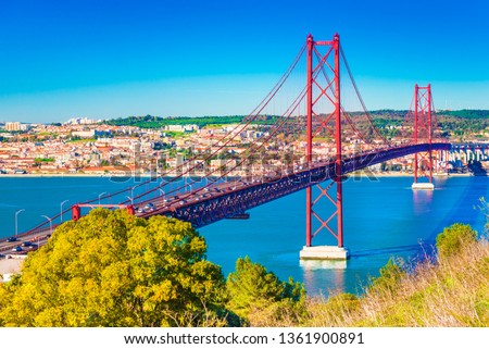 The 25th April Bridge (Ponte 25 de Abril) in Lisbon, Portugal. View from Almada Foto stock © 