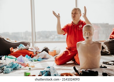 26.03.2022 Kyiv, Ukraine: CPR Training Medical Procedure, Demonstrating Chest Compressions On CPR Doll In The Office Of Modern Company