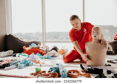 26.03.2022 Kyiv, Ukraine: CPR Training Medical Procedure, Demonstrating Chest Compressions On CPR Doll In The Office Of Modern Company