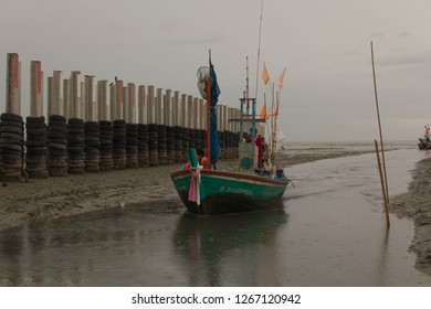 26-12-2018 Artisanal Fisheries Fisheries For Subsistence Generally Use Small Boats, Folk Boats. With The Engine Phetchaburi, Thailand