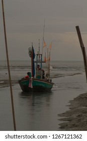 26-12-2018 Artisanal Fisheries Fisheries For Subsistence Generally Use Small Boats, Folk Boats. With The Engine Phetchaburi, Thailand