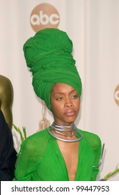 26MAR2000:  Singer ERYKAH BADU At The 72nd Academy Awards.  Paul Smith / Featureflash