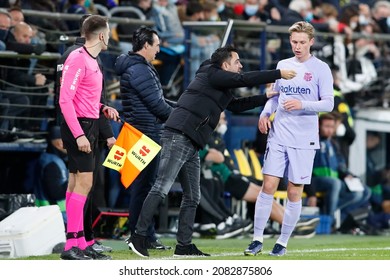 27th November 2021; Estadio La Ceramica, Vila Real, Spain; La Liga Football, Villarreal CF Versus FC Barcelona; Frenkie De Jong And Xavi Hernandez Of FC Barcelona Head Coach