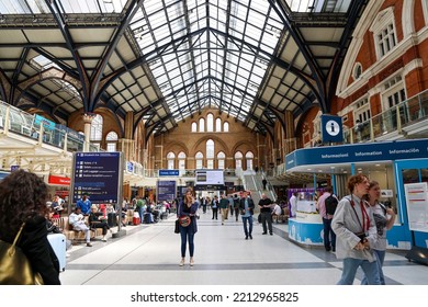 28 6 2022 Busy Travelers In Crowded Liverpool Street Train Station, London, UK