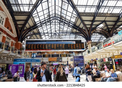 28 6 2022 Busy Travelers In Crowded Liverpool Street Train Station, London, UK