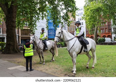 28 7 2022: British Policeman On Horseback Patrolling At Soho Square, London, Preparing A Major Event, Guarding The City