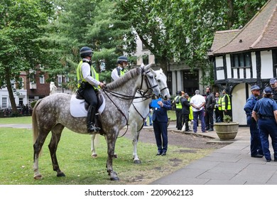 28 7 2022: British Policeman On Horseback Patrolling At Soho Square, London, Preparing A Major Event, Guarding The City