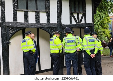 28 7 2022: British Policeman Briefing At Soho Square, London, Preparing A Major Event, Guarding The City