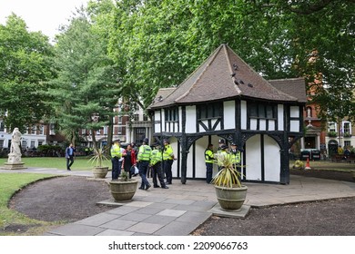 28 7 2022: British Policeman Briefing At Soho Square, London, Preparing A Major Event, Guarding The City