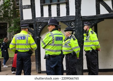 28 7 2022: British Policeman Briefing At Soho Square, London, Preparing A Major Event, Guarding The City