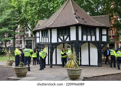 28 7 2022: British Policeman Briefing At Soho Square, London, Preparing A Major Event, Guarding The City