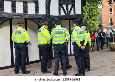 28 7 2022: British Policeman Briefing At Soho Square, London, Preparing A Major Event, Guarding The City