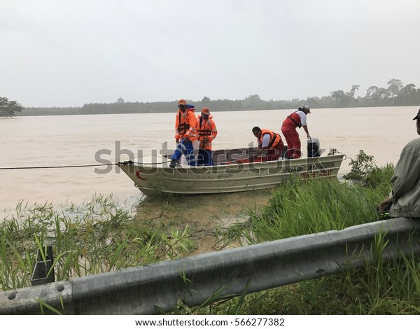 28 Jan 2017 - Jerantut , Pahang, Malaysia : \
Medic team / Bulan Sabit Merah Malaysia rescue a convict in kampung\
kelola, patients suffering from paralysis in flood when Pahang\
river overflowed