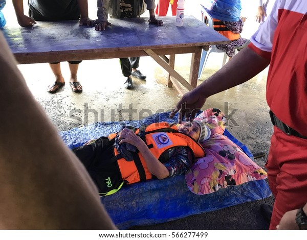 28 Jan 2017 - Jerantut , Pahang, Malaysia : \
Medic team / Bulan Sabit Merah Malaysia rescue a convict in kampung\
kelola, patients suffering from paralysis in flood when Pahang\
river overflowed