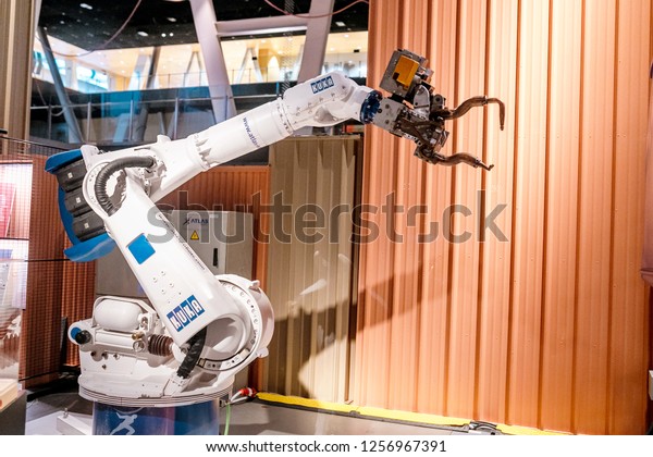 28 JULY 2018,\
BARCELONA, SPAIN: Robotic arm as example of Automation in car\
industry in Cosmocaixa\
museum
