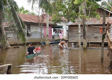 28 November 2021, Sintang Flood Situation, West Kalimantan, Indonesia