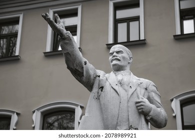 28.10.2021. Borovsk. Russian Federation. The Old Monument To V.I. Lenin On The Background Of A Building With Windows. Ancient Sculpture To The Hero Of The USSR.