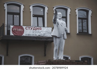 28.10.2021. Borovsk. Russian Federation. The Old Monument To V.I. Lenin On The Background Of A Building With Windows. Ancient Sculpture To The Hero Of The USSR.