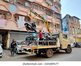 29 December 2021, Pune, India, Pune Traffic Police Officials Tow Bike In Hydraulic Towing Vehicles, Illegally Parked Vehicles.