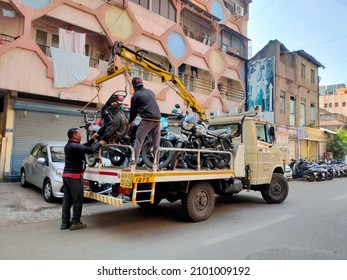 29 December 2021, Pune, India, Pune Traffic Police Officials Tow Bike In Hydraulic Towing Vehicles, Illegally Parked Vehicles.