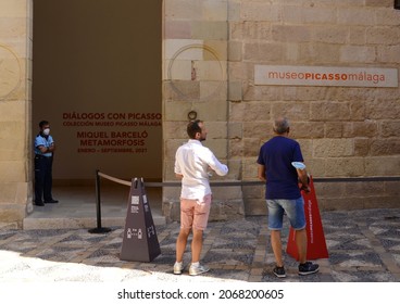 29.09.2021 Malaga. Spain - Entrance To The Pablo Picasso Museum In His Hometown. Security Guard With Face Mask And Tourists Waiting In Line. Museums And Social Distance