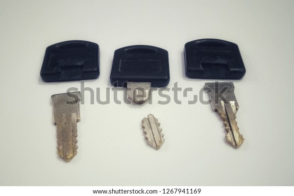 3 broken\
keys.