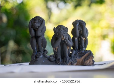 3 monkey statues, black colour