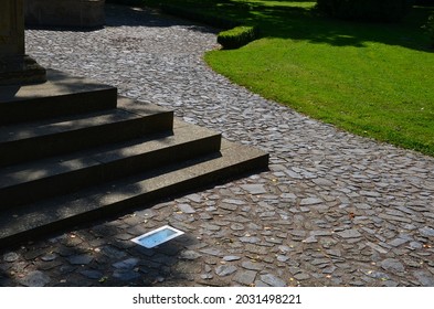 3 Rows Of Stairs In The Square Are Gradually Sunk Into The Paving. Slow Transition Of The Staircase To The Plane By Blending, Intersecting The Granite And Marble At The Entrance To The Building