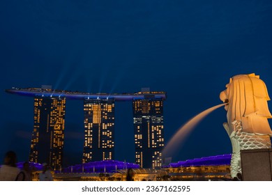 3 second exporsure of the merlion infront of marina bay sands at night - Powered by Shutterstock