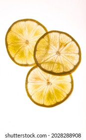 3 très fines tranches de citron isolées sur fond blanc