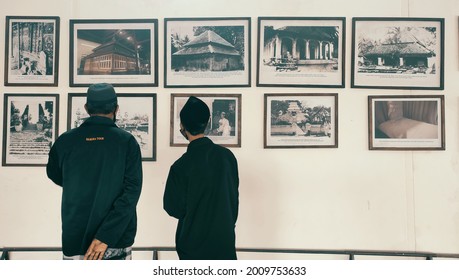 31 January 2021 Kudus City In Indonesia, : 2 Men Looking At The Historical Photo Of The 