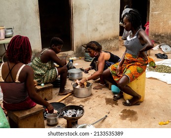 31.12.2021 Ivory Coast, Abenguru - Komian Community, open air kitchen, preparation of meal by women
