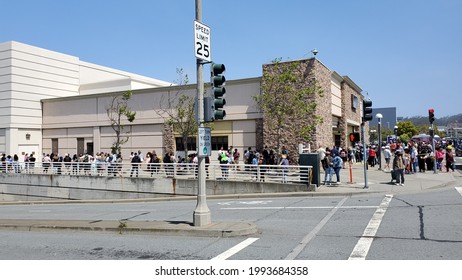 3251 20th Ave, San Francisco, CA 94132 ​USA 
June 19, 2021
11:00 Am 
People In Line To Buy Products From A Hello Kitty Cafe Truck At Stonestown Galleria.