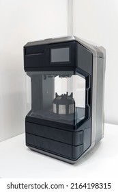 3d printer prints a structure from a polymer 