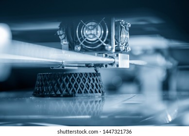 Die 3D-Druckmaschine arbeitet. Das 3D Rapid Prototype Processing Konzept.