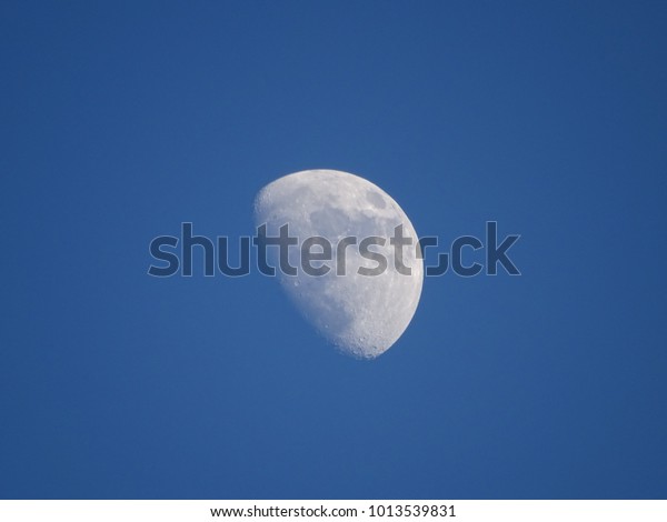 the 3rd quarter of the last moon in January, in\
the early evening