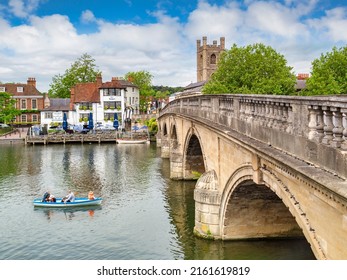 4 June 2019: Henley On Thames, UK - Henley Bridge And The River Thames, With The Angel Riverside Pub And Restaurant, And Family In Rowing Boat On River.