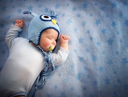 4 Luni Copil în Pălărie Bufniță Dormit Pe Pătură Albastră