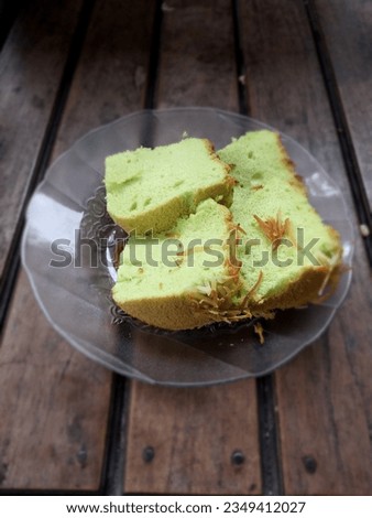 4 slices of pandan flovour chiffon cake. served in clear plate.