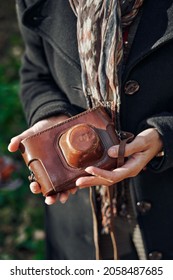 40's Old Elegant Lady Using Vintage Photo Camera In The Park