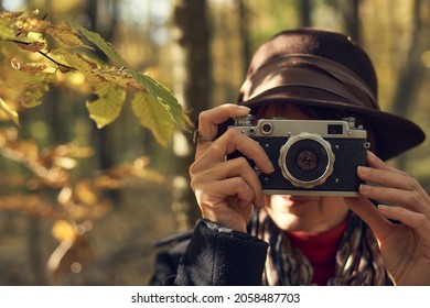 40's Old Elegant Lady Using Vintage Photo Camera In The Park