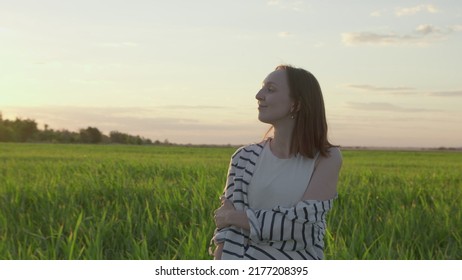 4K. Happy Young Woman Posing At Sunset In A Field.