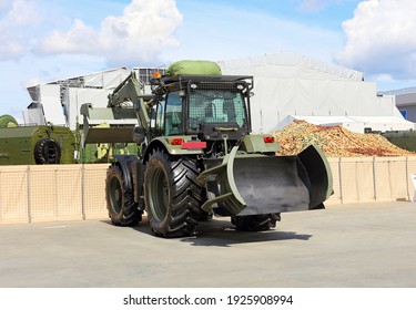 4WD Backhoe Loader With Lade Bucket, Backhoe And Enclosed Ergonomic Cab