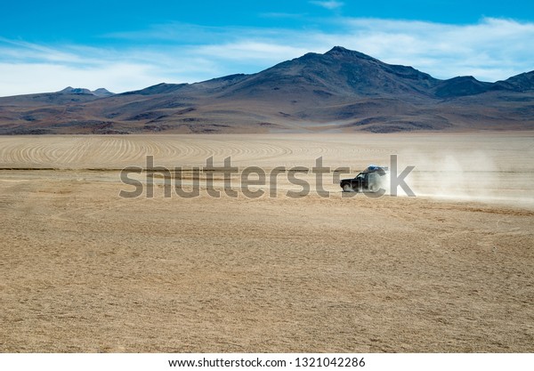 4x4 Car\
rushing in the desert of Uyuni in\
Bolivia