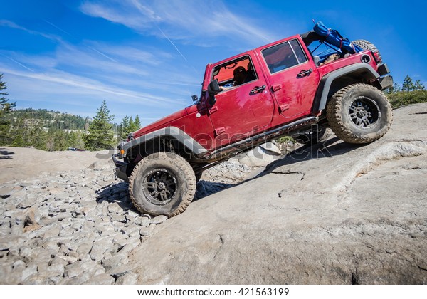 4x4 Lkw Absteigend Steilen Felsen Auf Stockfoto Jetzt Bearbeiten