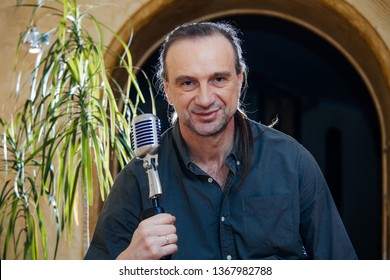 Cafe Singer Images Stock Photos Vectors Shutterstock