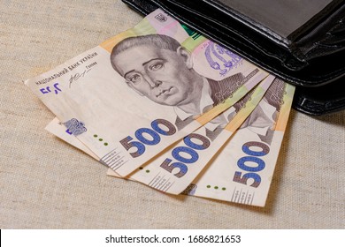 500 Hrywnja in einer schwarzen Brieftasche auf grauem Hintergrund.