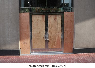 525 Market St #120, San Francisco, CA 94105 USA
November 9, 2020
TD Ameritrade With Its Windows And Doors Covered With Plywood Because Of The Fear Of Vandalism From The Presidential Election.