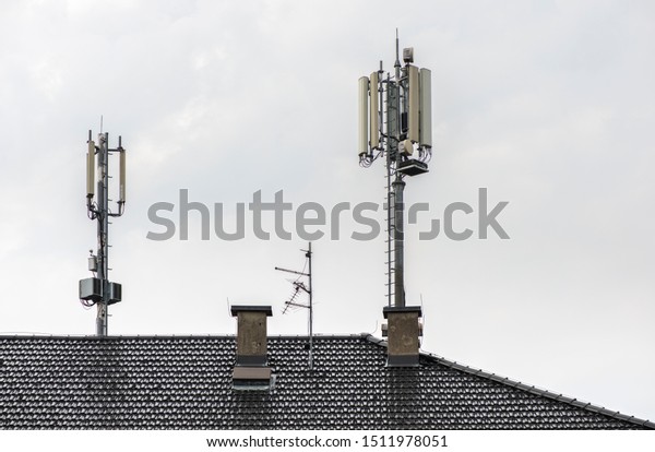 image.shutterstock.com/image-photo/5g-antennas-on-top-house-600w-1511978051.jpg